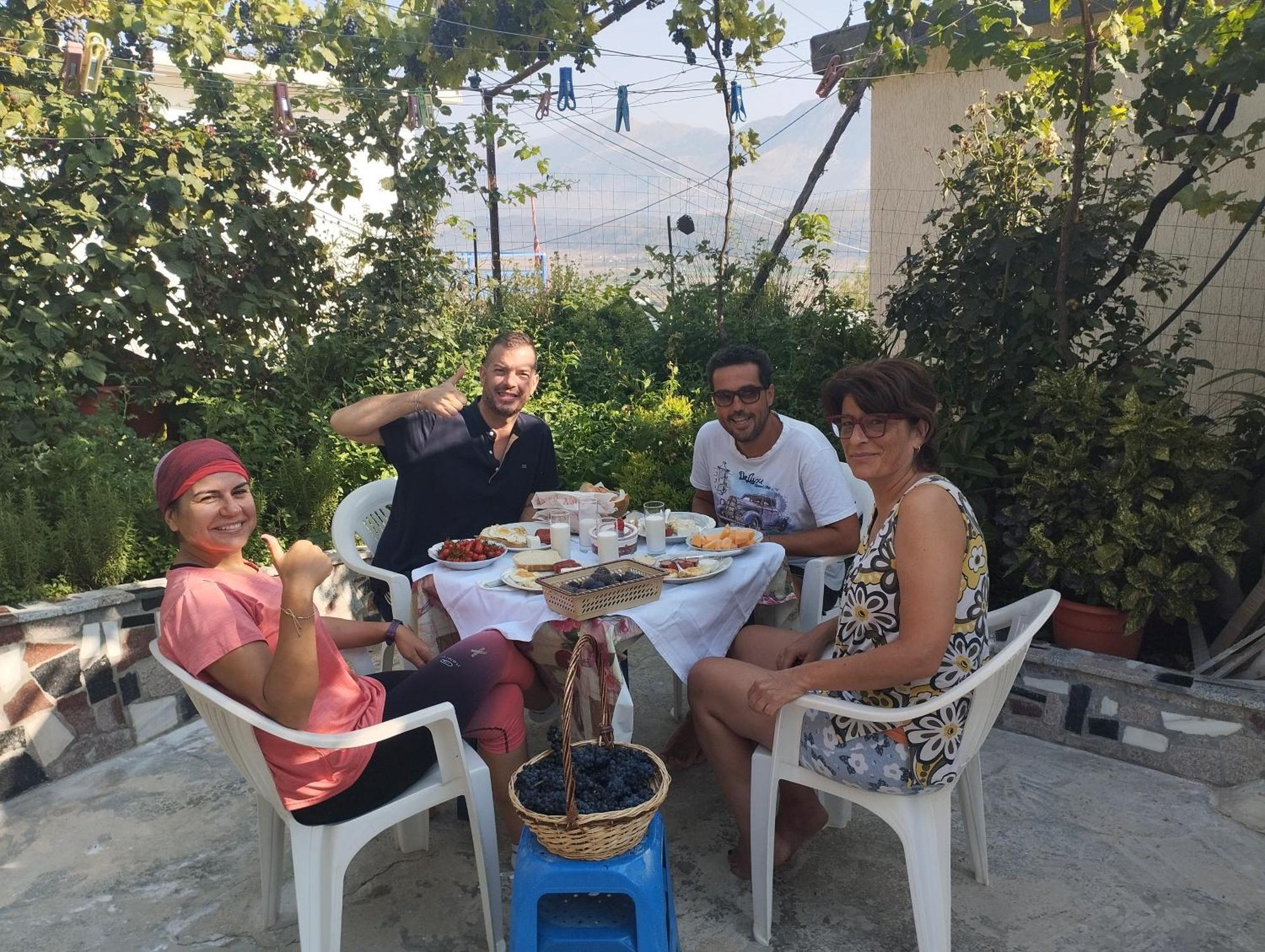 Rondo Guesthouse Gjirokastër Exterior foto